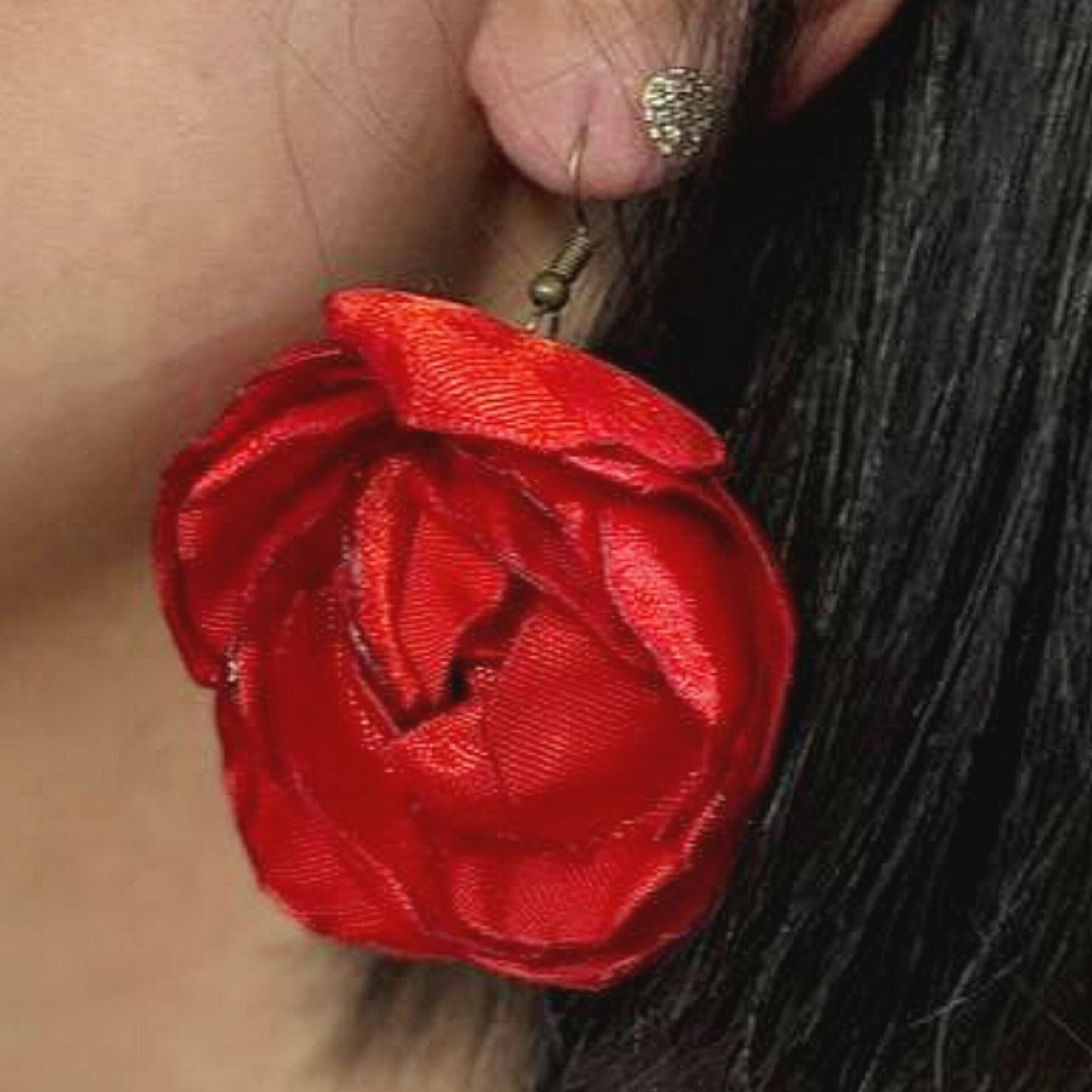 گوشواره پارچه ای مدل گل قرمز جنس ساتن