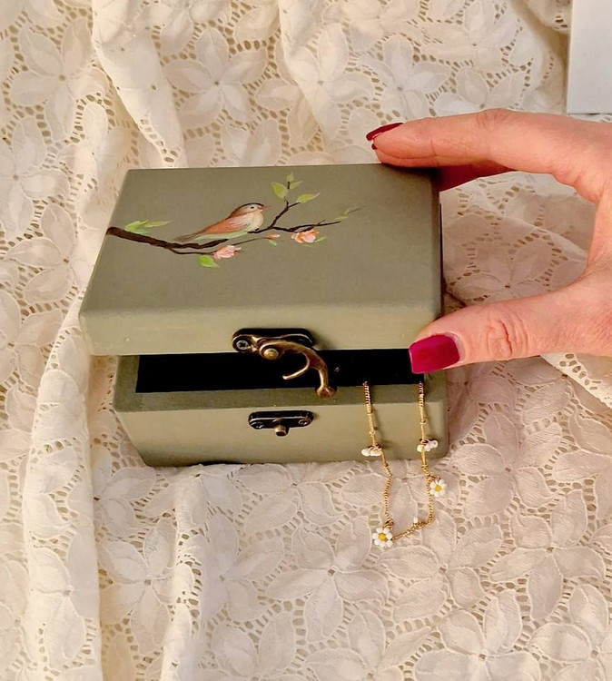 جعبه زیورآلات چوبی کوچک، همراه با نقاشی طرح پرنده
