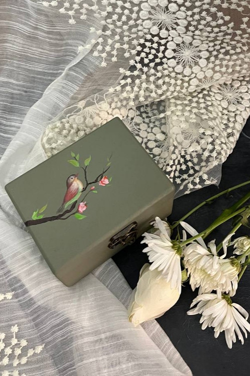 جعبه زیورآلات چوبی کوچک، همراه با نقاشی طرح پرنده