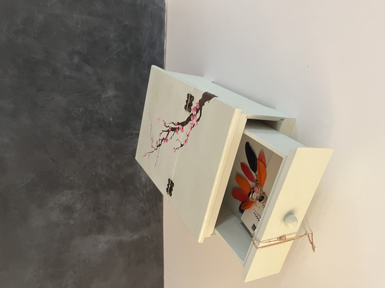 استند زیورآلات چوبی کرم رنگ طرح شکوفههای گیلاس