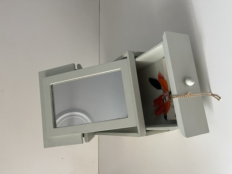 استند زیورآلات چوبی کرم رنگ طرح شکوفههای گیلاس