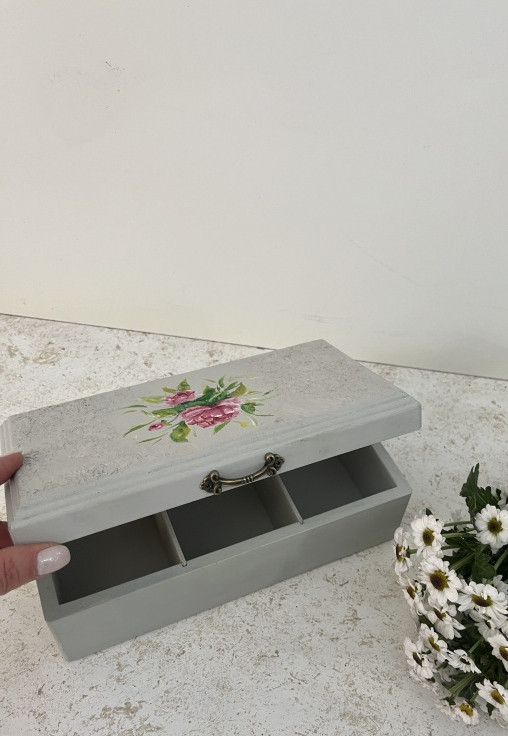 جعبه تیبگ چوبی به رنگ کرم ـ طوسی و با طرح گل رز صورتی