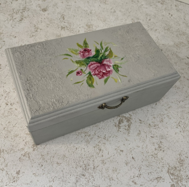 جعبه تیبگ چوبی به رنگ کرم ـ طوسی و با طرح گل رز صورتی