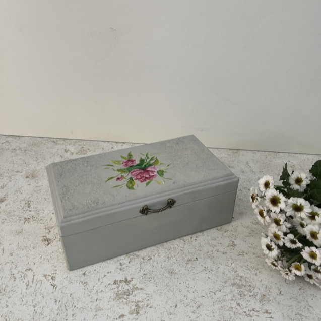 جعبه تیبگ چوبی به رنگ کرم ـ طوسی و با طرح گل رز صورتی