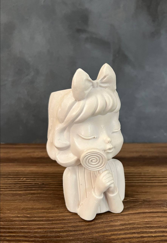 مجسمه پلی استر خام دخترکی با آبنبات