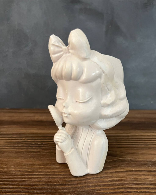 مجسمه پلی استر خام دخترکی با آبنبات