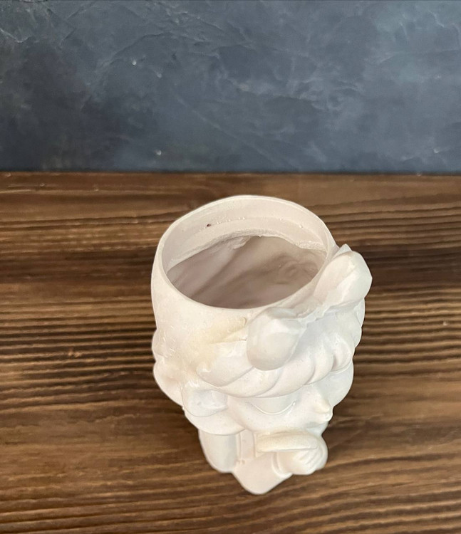 مجسمه پلی استر خام دخترکی با آبنبات