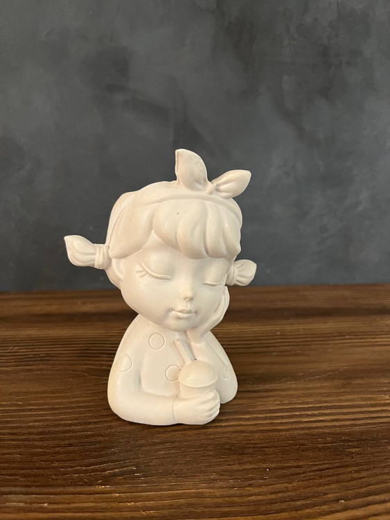 مجسمه پلی استر خام دخترک با لیوان نوشیدنی