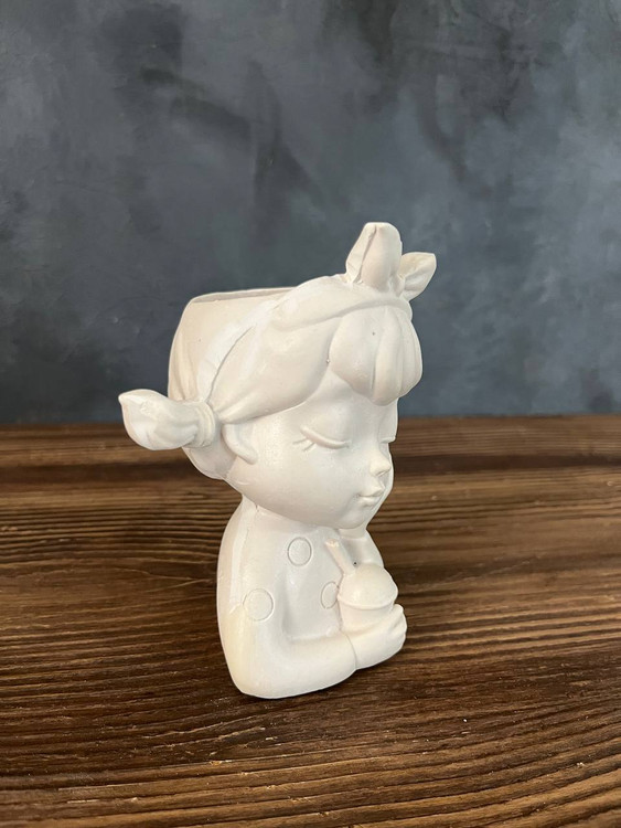 مجسمه پلی استر خام دخترک با لیوان نوشیدنی