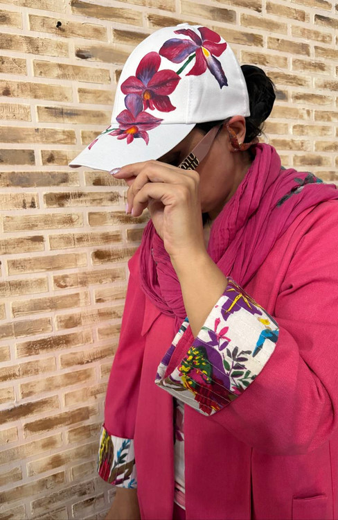 کلاه کپ سفید فری سایز مدل گل ارکیده