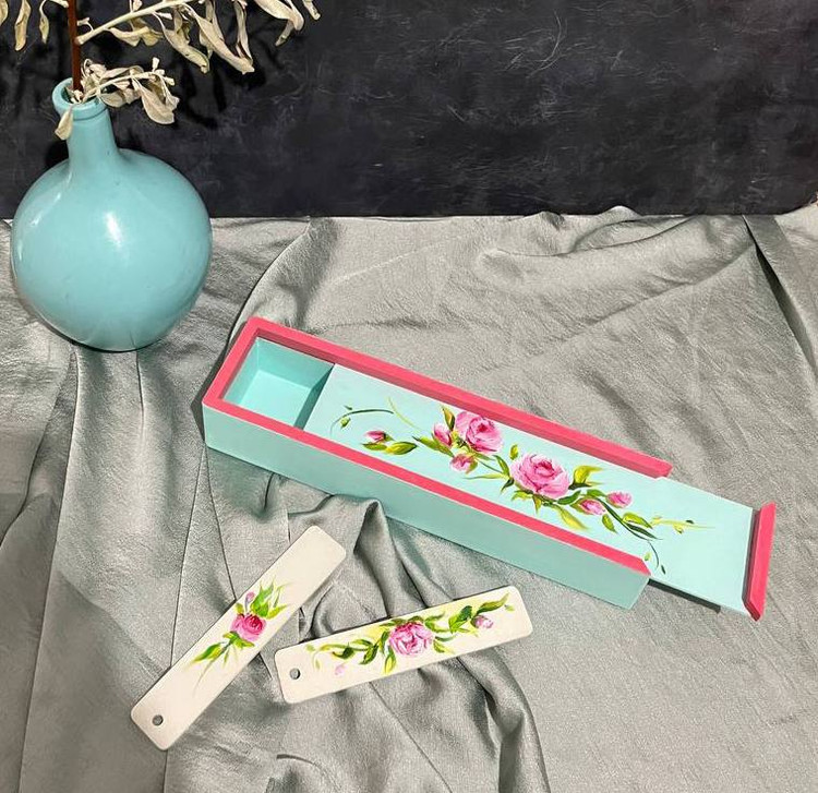 جای قلم چوبی با در کشویی طرح گل صورتی
