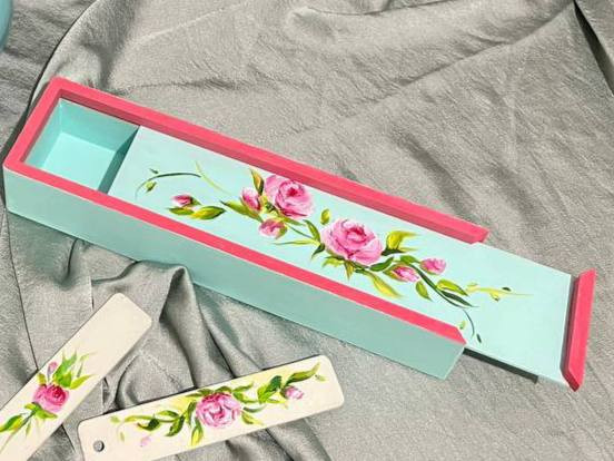 جای قلم چوبی با در کشویی طرح گل صورتی