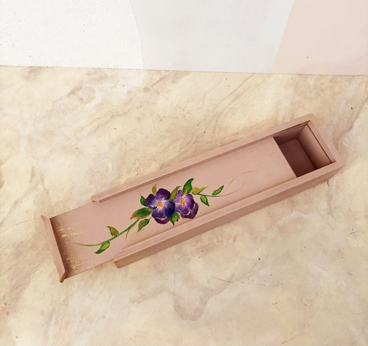 جای قلم چوبی با در کشویی طرح گل بنفشه