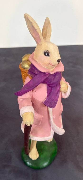 مجسمه پلی استری خرگوش عید پاک با سبد تخممرغهای طلایی