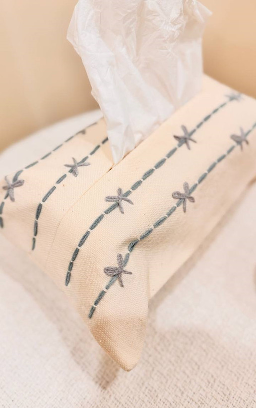 کاور دستمال کاغذی الیاف طبیعی طرح کوک دوزی آبی و پاپیون طوسی