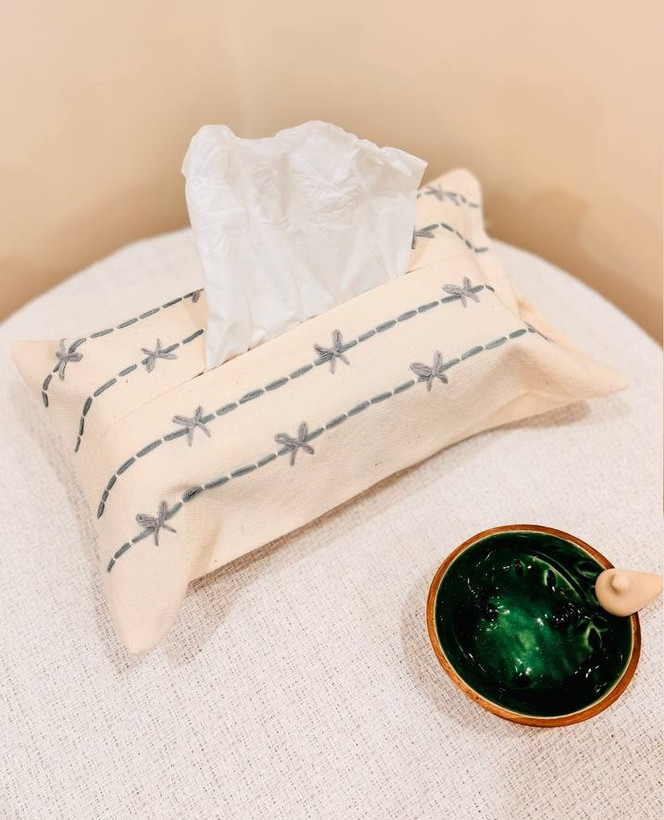 کاور دستمال کاغذی پارچه الیاف طبیعی طرح کوک دوزی آبی و پاپیون طوسی