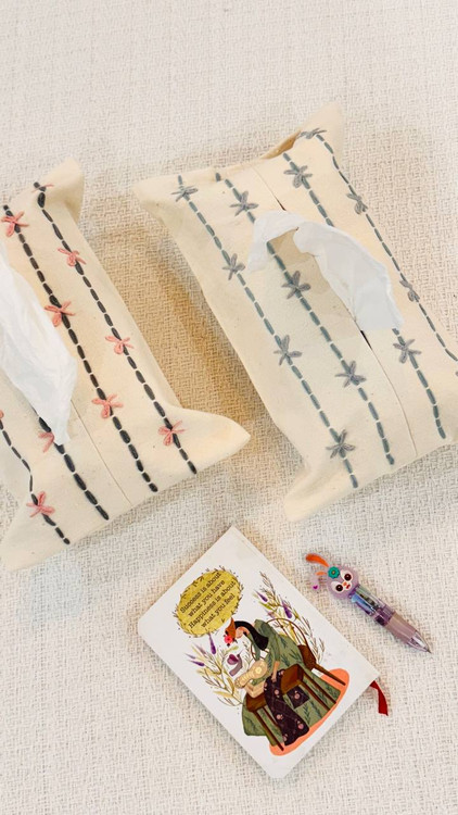 کاور دستمال کاغذی الیاف طبیعی طرح کوک دوزی آبی و پاپیون طوسی