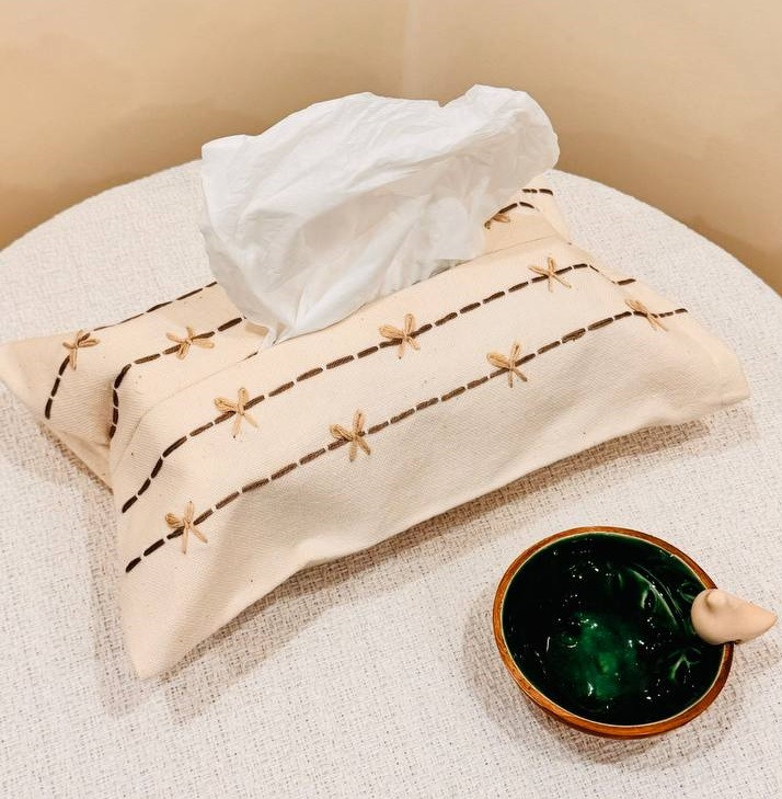 کاور دستمال کاغذی الیاف طبیعی طرح کوک دوزی شکلاتی و پاپیون کرم