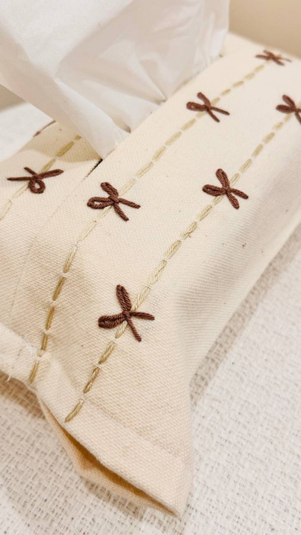 کاور دستمال کاغذی الیاف طبیعی طرح کوک دوزی کرم و پاپیون شکلاتی