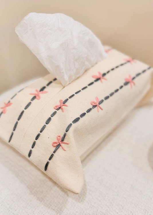 کاور دستمال کاغذی الیاف طبیعی طرح کوک دوزی طوسی زغالی و پاپیون صورتی ملایم