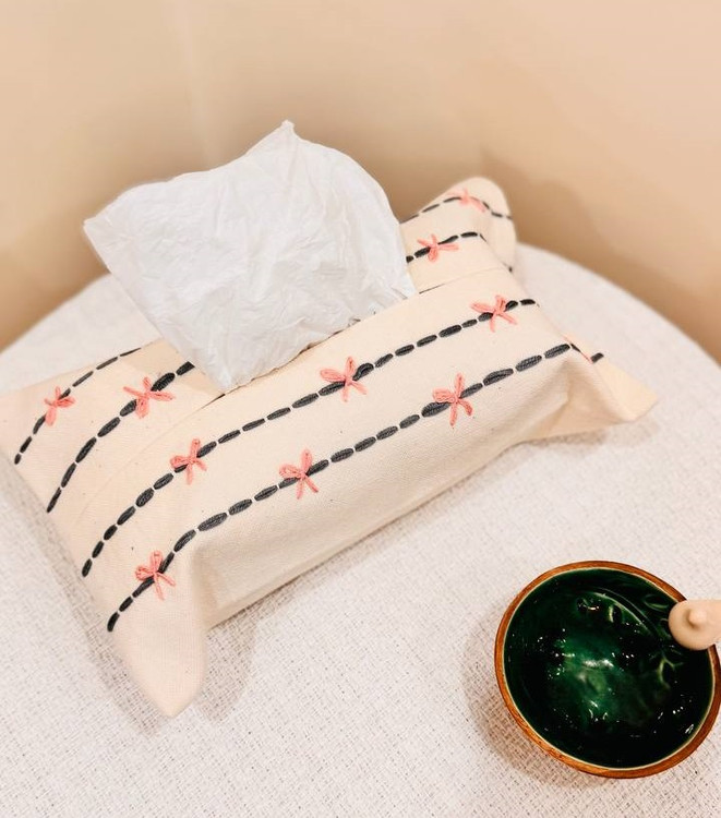 کاور دستمال کاغذی الیاف طبیعی طرح کوک دوزی طوسی زغالی و پاپیون صورتی ملایم