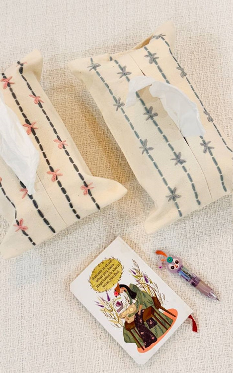 کاور دستمال کاغذی الیاف طبیعی طرح کوک دوزی طوسی زغالی و پاپیون صورتی ملایم