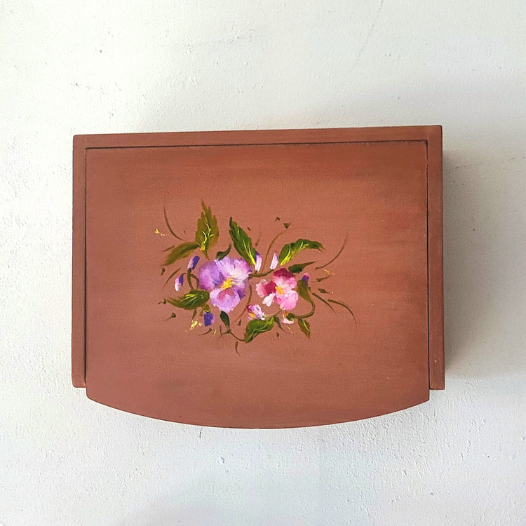 استند زیورآلات نارنجی کم رنگ طرح گل بنفشه