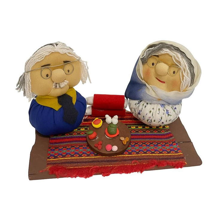 عروسک دستساز پارچه ای، هفت سین خمیری و پایه چوبی مدل قابی از هفت سین مادربزرگ و پدربزرگ