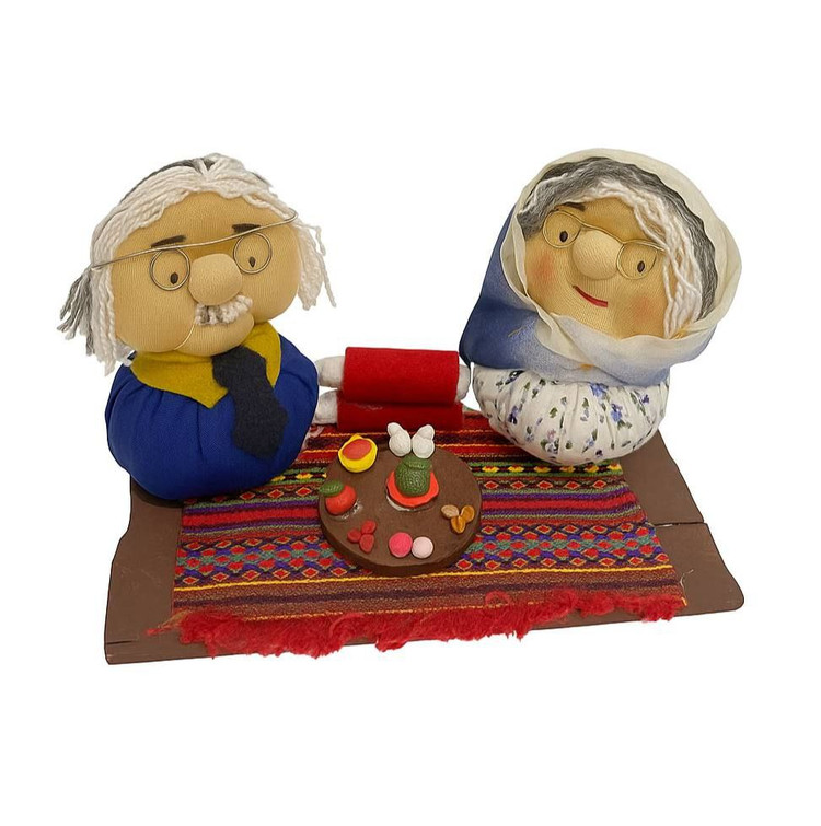 عروسک دستساز پارچه ای، هفت سین خمیری و پایه چوبی مدل قابی از هفت سین مادربزرگ و پدربزرگ