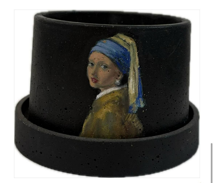 گلدان بتونی با نقاشی دستی دختری با گوشواره مروارید سایز 12