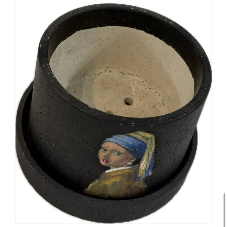 گلدان بتونی با نقاشی دستی دختری با گوشواره مروارید سایز 12