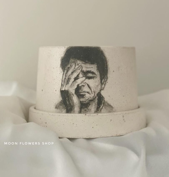 گلدان بتنی با نقاشی دستی پرتره استاد شجریان سایز 8