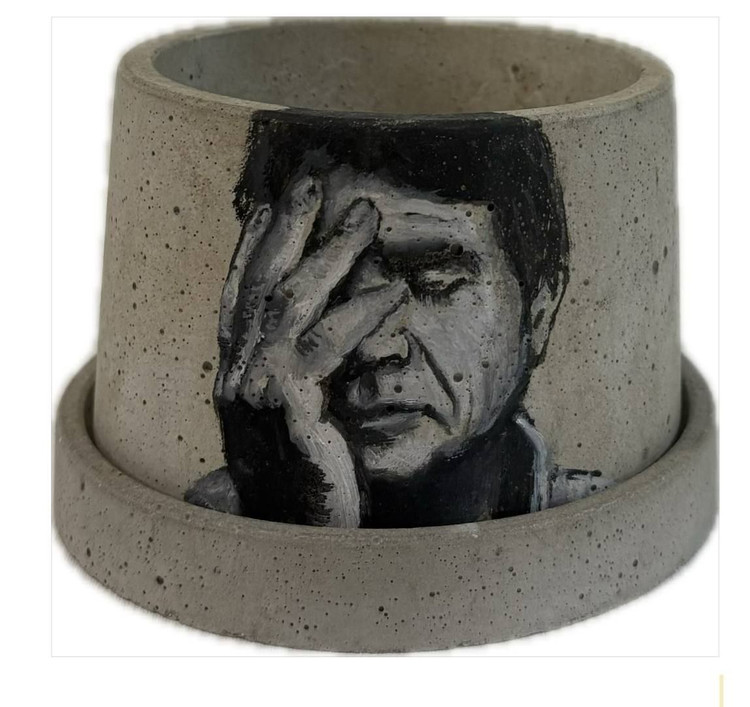 گلدان بتنی با نقاشی دستی پرتره استاد شجریان سایز 8