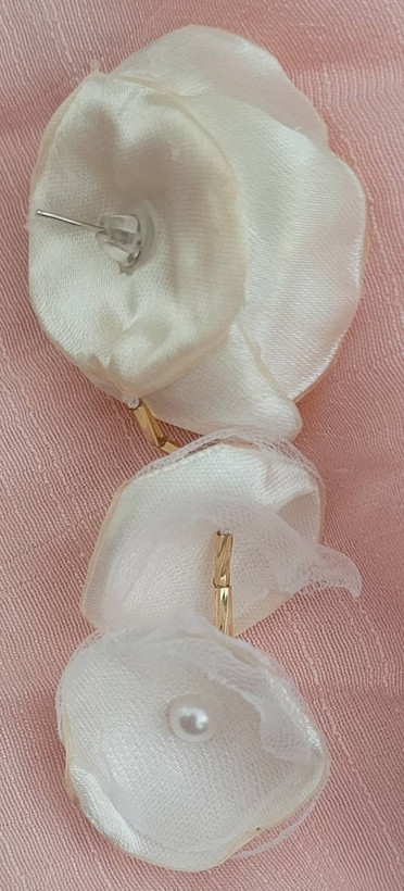 گوشواره پارچه ای مدل سه گل سفید آویز جنس ساتن و تور