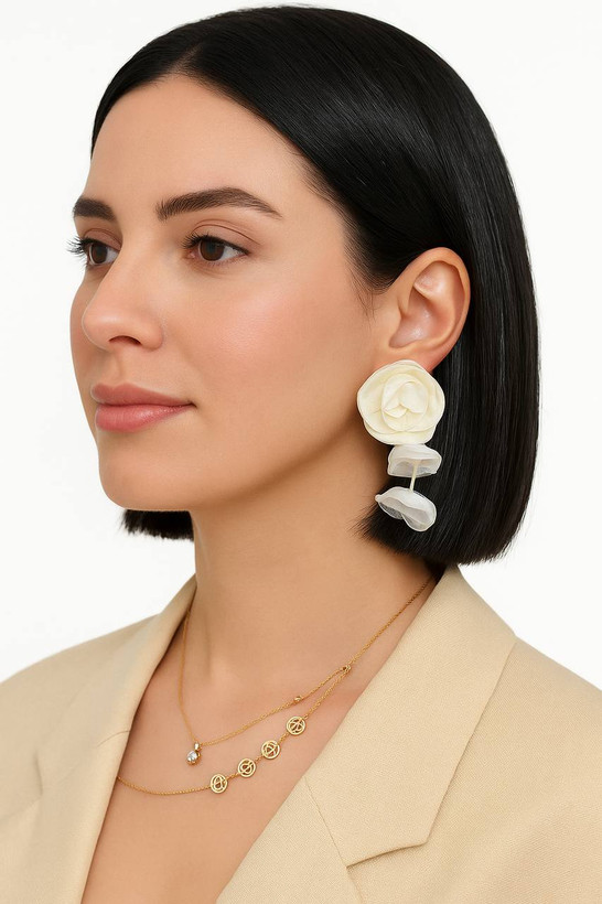 گوشواره پارچه ای مدل سه گل سفید آویز جنس ساتن و تور
