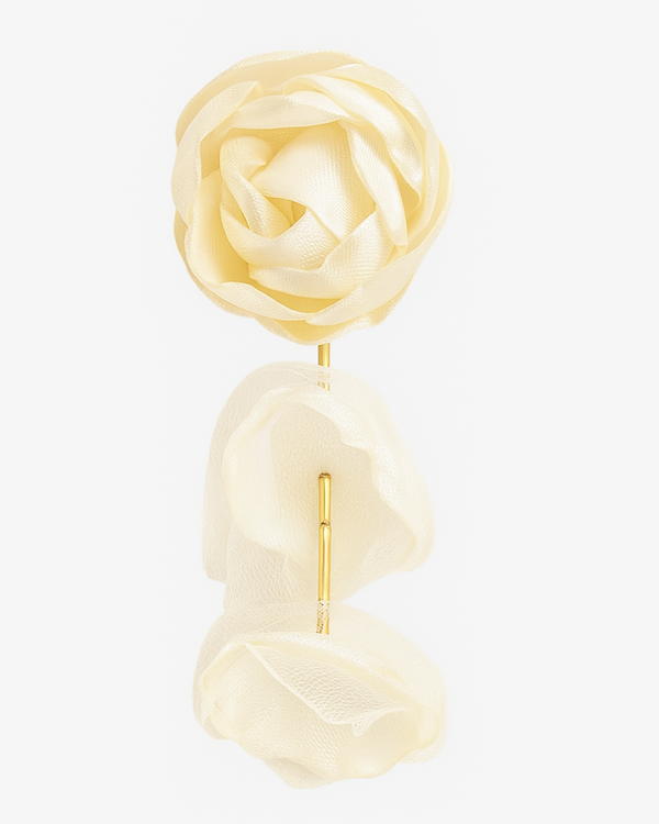 گوشواره دست ساز جنس ساتن و تور مدل گل های سفید