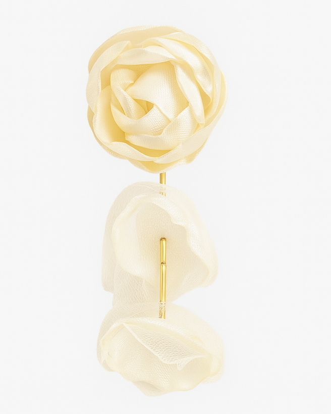 گوشواره دست ساز جنس ساتن و تور مدل گل های سفید