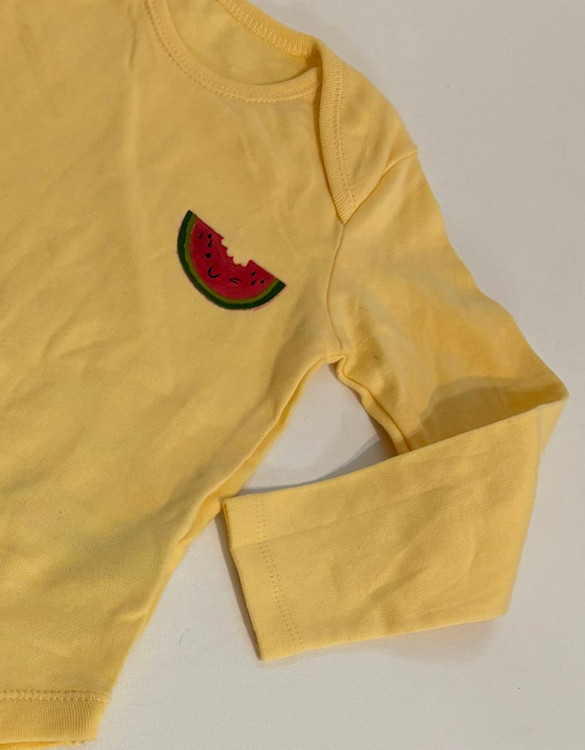 بادی نوزاد برند اف اند اف طرح هندوانه زرد رنگ مناسب کودک 12 تا 18 ماه