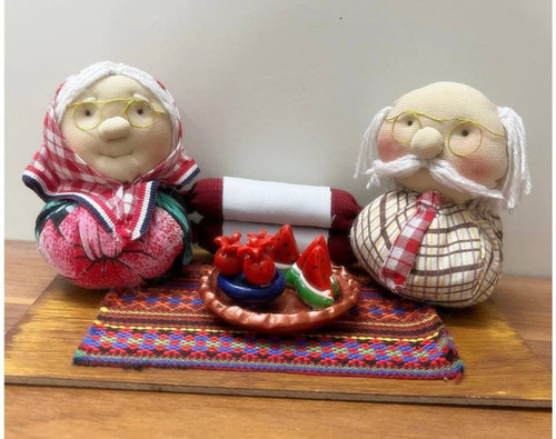 عروسک دستساز پارچه ای، سفره یلدا خمیری و پایه چوبی مدل نگهبانان گرمای یلدا