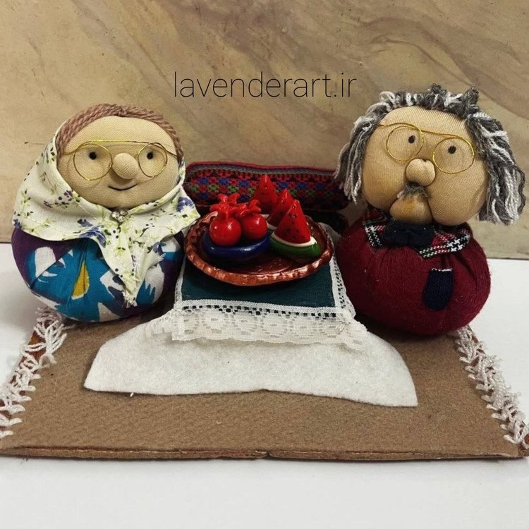 عروسک دستساز پارچه ای، سفره یلدا خمیری و پایه چوبی مدل قصهگویان کوچولوی شب یلدا