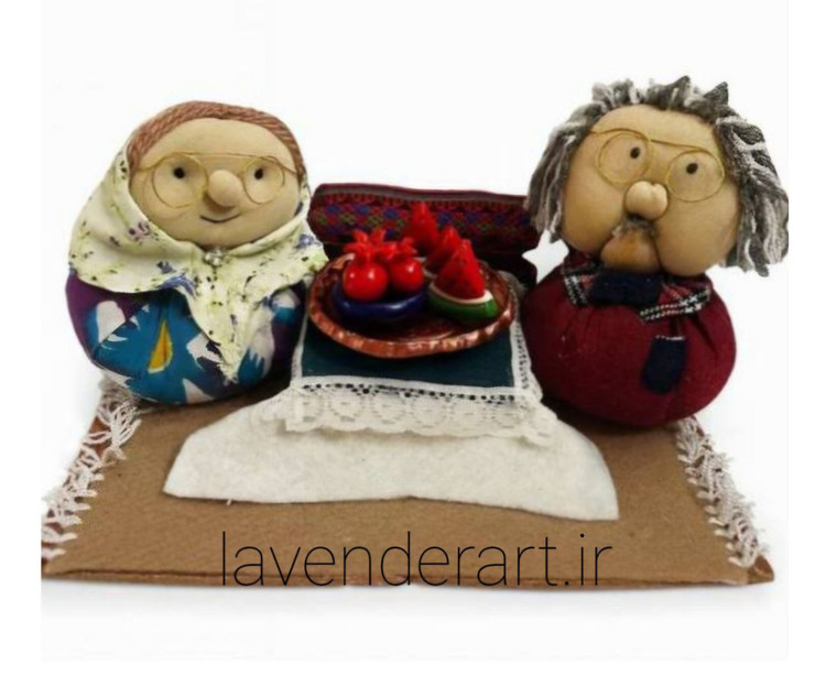 عروسک دستساز پارچه ای، سفره یلدا خمیری و پایه چوبی مدل قصهگویان کوچولوی شب یلدا