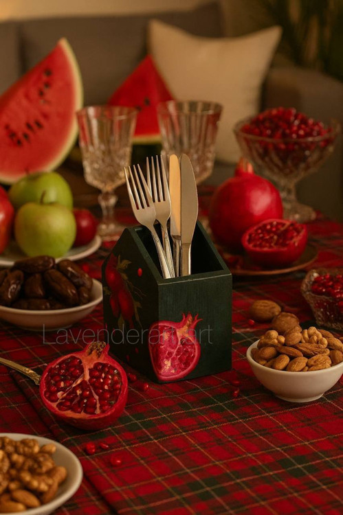 باکس چندکاره نقاشی شده طرح انار و یلدا مناسب جای کارد و چنگال، جاقلمی و ...