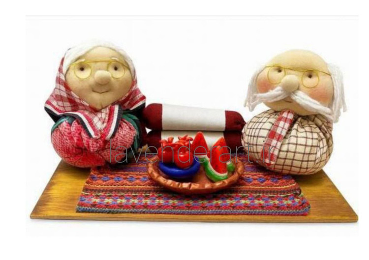 عروسک دستساز پارچه ای، سفره یلدا خمیری و پایه چوبی مدل نگهبانان گرمای یلدا