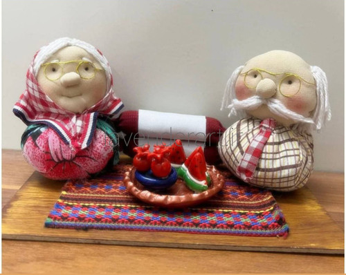 عروسک دستساز پارچه ای، سفره یلدا خمیری و پایه چوبی مدل نگهبانان گرمای یلدا