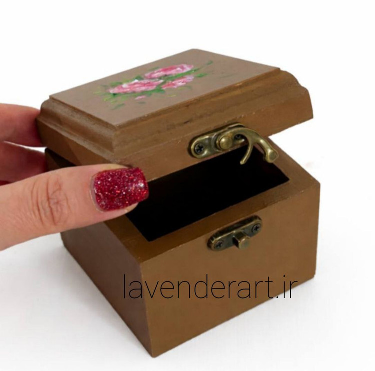 جعبه چوبی قهوه ای با نقاشی گل سرخ