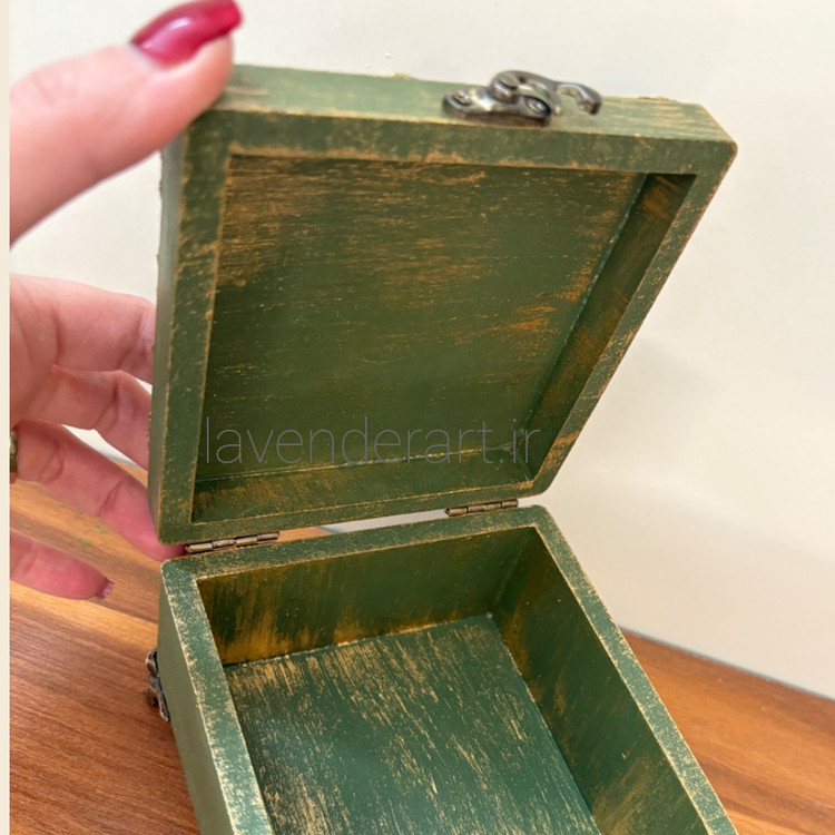 جعبه چوبی پایه دار سبز و طلایی با طرح مخمل زن انگلیسی کلاسیک