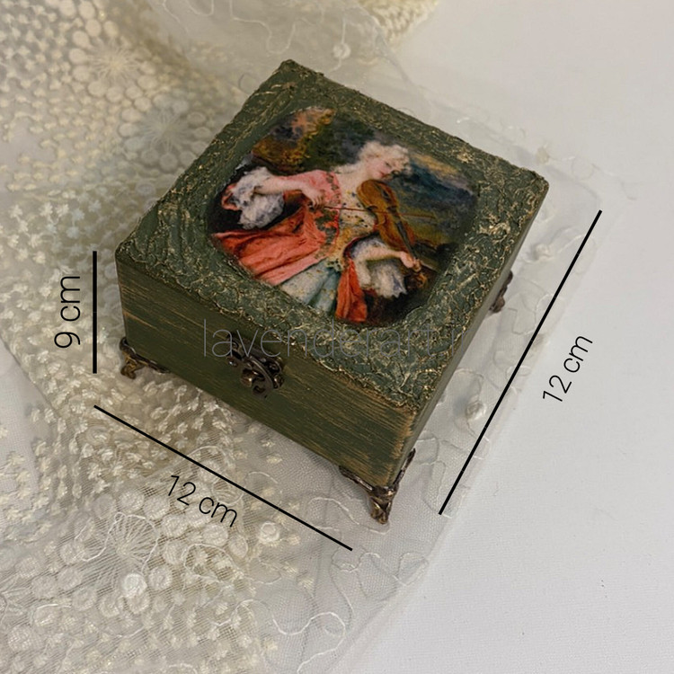 جعبه چوبی پایه دار سبز و طلایی با طرح مخمل زن انگلیسی کلاسیک