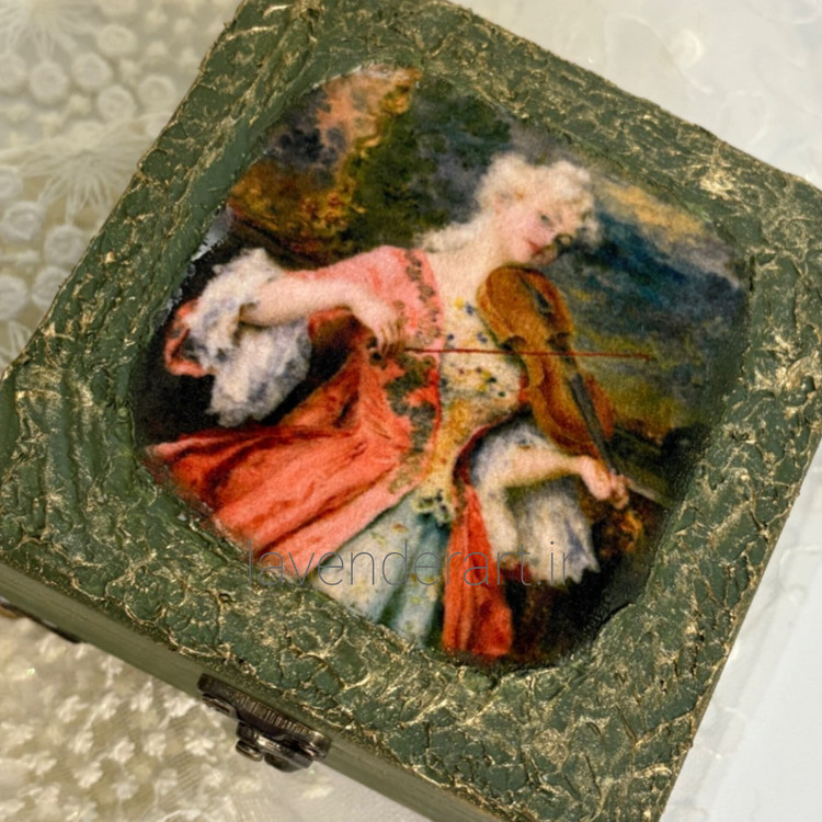 جعبه چوبی پایه دار سبز و طلایی با طرح مخمل زن انگلیسی کلاسیک