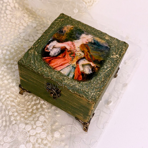 جعبه چوبی پایه دار سبز و طلایی با طرح مخمل زن انگلیسی کلاسیک