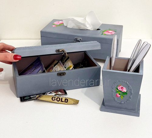 ست جعبه دستمال، جاکاردی و جعبه تیبگ چوبی طوسی با گل های صورتی